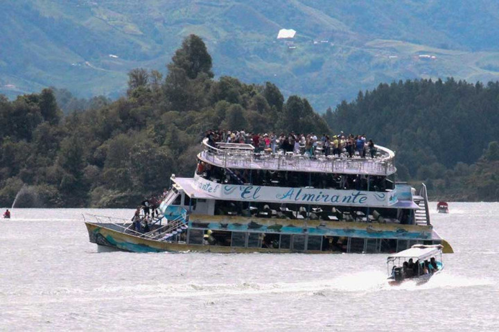 Ratusan penumpang panik dan berusaha menyelamatkan diri setelah kapal wisata El Almirante yang mereka tumpangi tiba-tiba tenggelam di waduk El Penol, di kota wisata Guatape, dekat kota Medellin, Kolombia, Minggu (25/6/2017) waktu setempat.