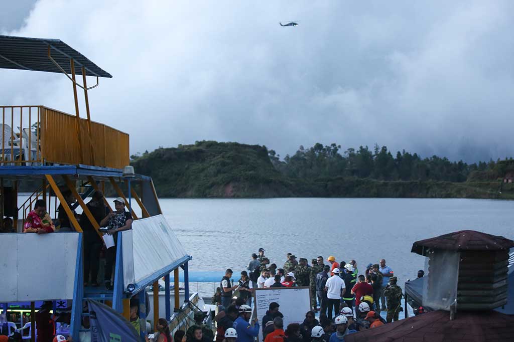 Sebuah helikopter milik Angkatan Udara Kolombia turut dikerahkan untuk mencari korban yang belum ditemukan.