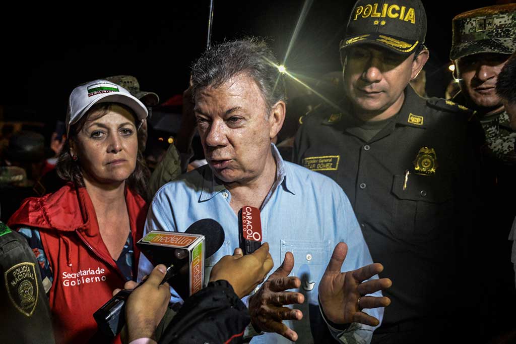 Presiden Kolombia Juan Manuel Santos yang mengunjungi tempat kejadian menyatakan bahwa penyabab tenggelamnya kapal tengah dalam penyelidikan dan bukan karena kelebihan muatan. 