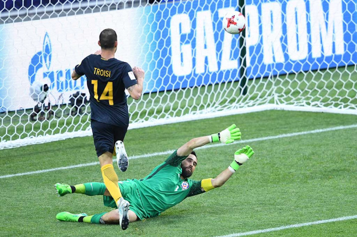 Australia unggul terlebih dahulu lewat gol James Troisi pada menit ke-42.