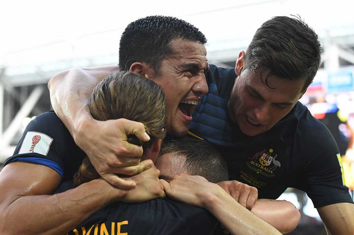 Troisi melakukan selebrasi bersama rekan-rekan setimnya.