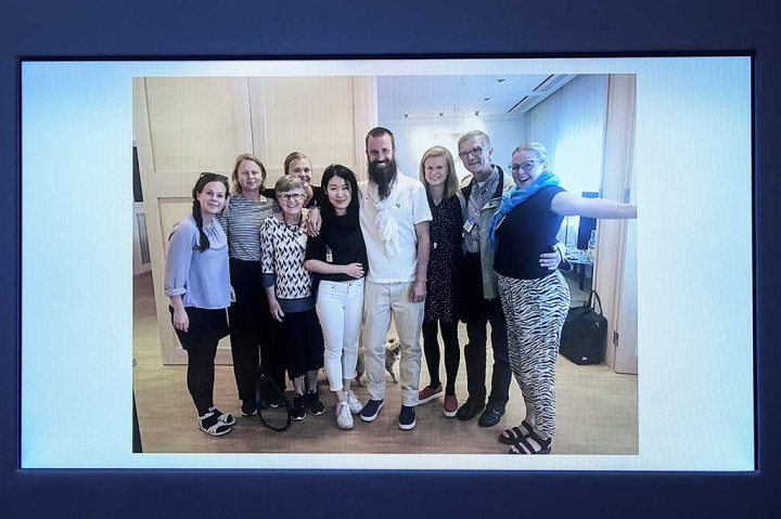 Gustinderson (tengah) berfoto bersama keluarganya sesaat setelah tiba di Bandara Arlanda, Swedia.