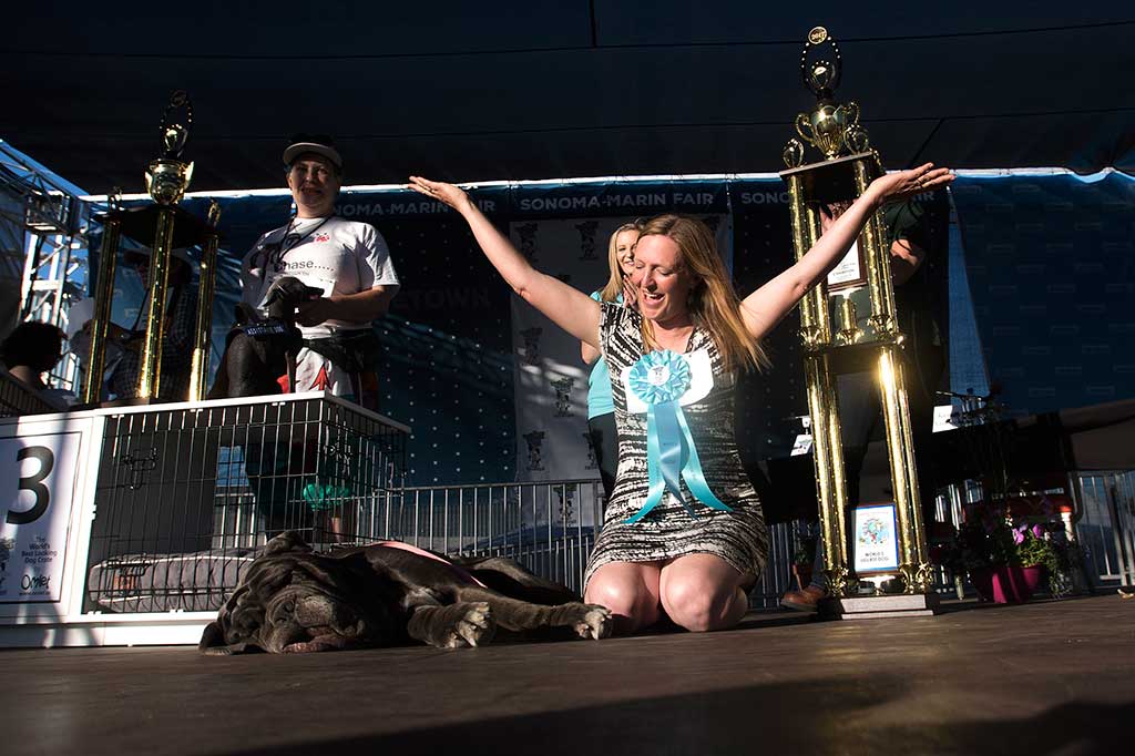 Shirley Zindler bersama Martha sesaat setelah anjing kesayangannya tersebut dinobatkan sebagai pemenang Kontes Anjing Paling Jelek di Dunia 2017.
