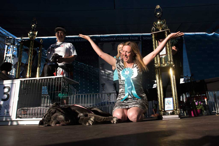 Shirley Zindler bersama Martha sesaat setelah anjing kesayangannya tersebut dinobatkan sebagai pemenang Kontes Anjing Paling Jelek di Dunia 2017.