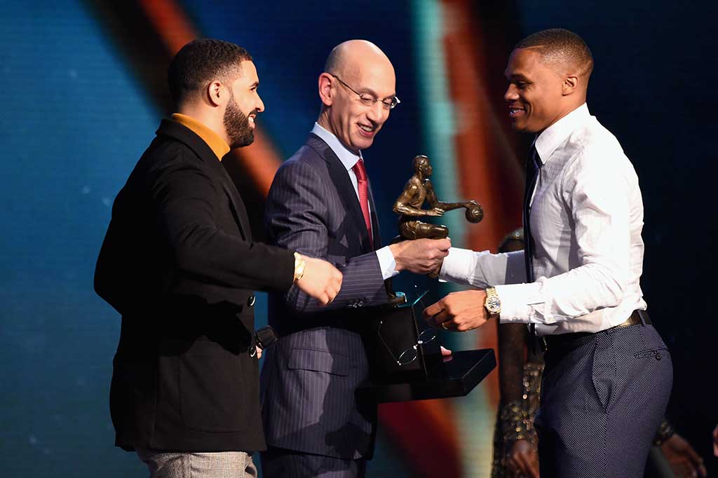 Drake dan NBA Commissoner, Adam Silver memberikan penghargaan MVP NBA 2016-17 kepada Russell Westbrook, pada acara yang digelar di New York City, Selasa (27/6/2017) WIB.