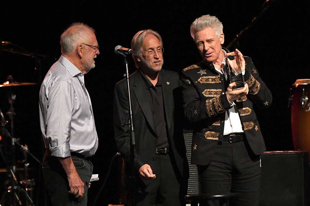 Bassis U2 Adam Clayton mendapat penghargaan Stevie Ray Vaughan, dari MusiCares MAP Fund, di PlayStation Theater, New York, Senin (26/6/2017) waktu setempat. 