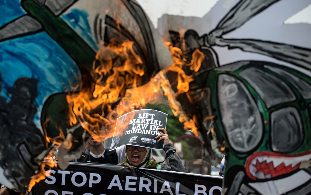 Operasi militer Filipina ini disambut unjuk rasa mahasiswa di Manila (23/6/2017). Pengunjukrasa mendesak Presiden Rodrigo Duterte mengakhiri masa darurat militer dan mendorong untuk berunding dengan kelompok teroris Maute. AFP PHOTO / NOEL CELIS