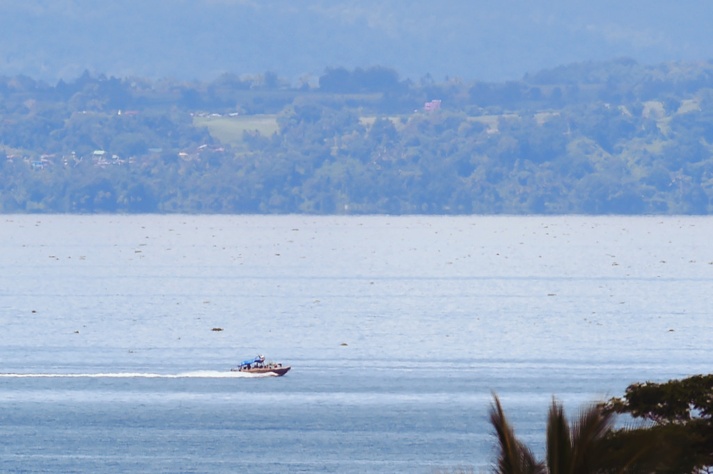 Kapal cepat marinir Filipina berpatroli di perairan Marawi. Ada bukti bahwa banyak milisi dari negara asing yang diterjunkan untuk membantu kelompok Maute.