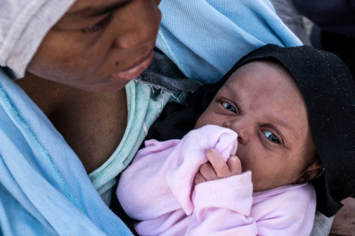 Tapi ada juga kaum wanita dan anak-anak. Bahkan ada yang nekat membawa bayinya yang baru berusia beberapa bulan. Selain Italia, Prancis selatan juga merupakan gerbang masuk utama imigran gelap. 
