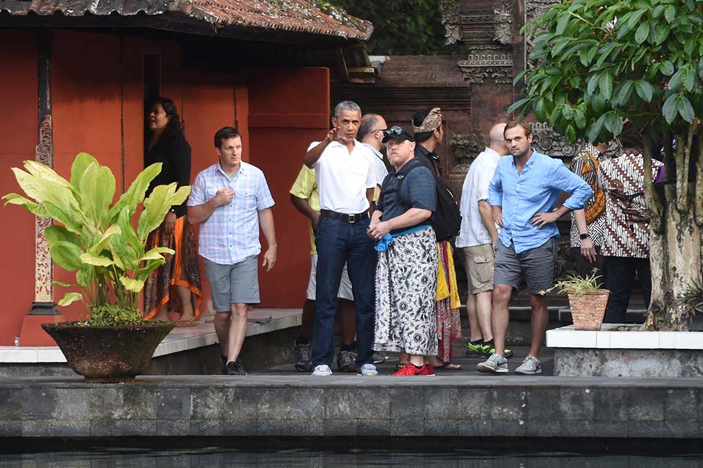 Obama dan rombongan menyaksikan wisatawan mancanegara bersama warga Bali yang tengah melakukan prosesi penyucian diri (melukat) di belasan pancuran di tepi kolam kawasan suci tersebut. AFP/Sonny Tumbelaka