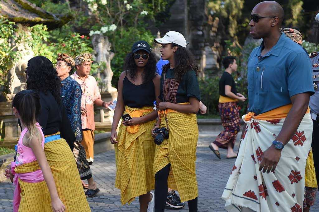 Putri Obama, Sasha (kiri) dan Melia sangat menikmati suasana objek wisata Tirta Empul. AFP/Sonny Tumbelaka