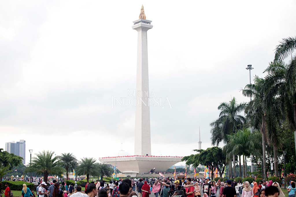 Pengunjung memadati kawasan Monas, Jakarta Pusat, Selasa (27/6/2017). Kawasan monumen setinggi 115 meter yang total luas areanya 80 hektare tersebut menjadi salah satu favorit warga mengisi liburan. Menurut pengelola, pada hari ketiga libur Lebaran ini pengunjung mencapai 60 ribu orang. MI/Rommy Pujianto