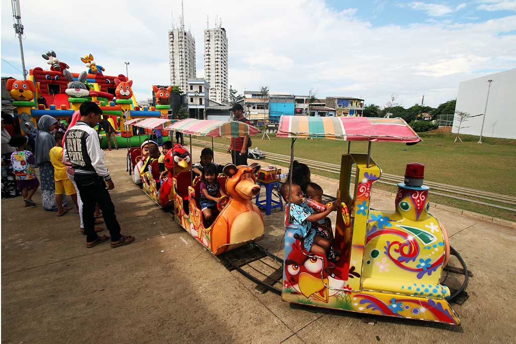 Area RPTRA Kalijodo, Jakarta, dimanfaatkan warga Jakarta sebagai alternatif wisata murah untuk mengisi libur Lebaran. ANTARA/Rivan Awal Lingga