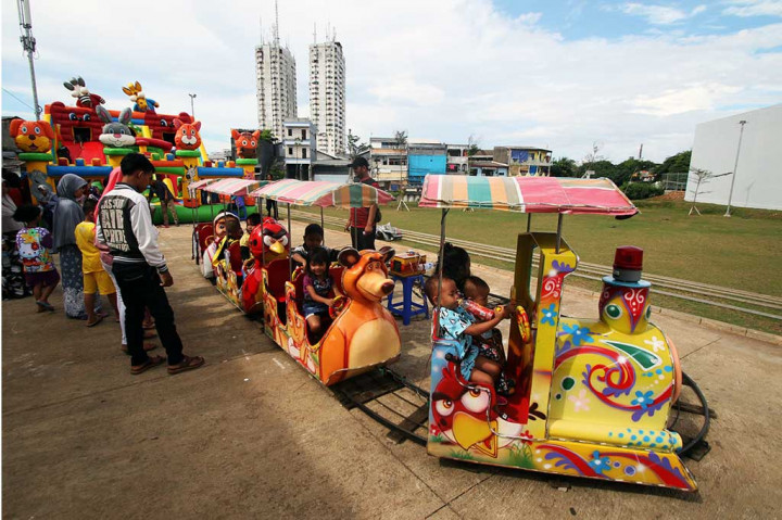 Area RPTRA Kalijodo, Jakarta, dimanfaatkan warga Jakarta sebagai alternatif wisata murah untuk mengisi libur Lebaran. ANTARA/Rivan Awal Lingga