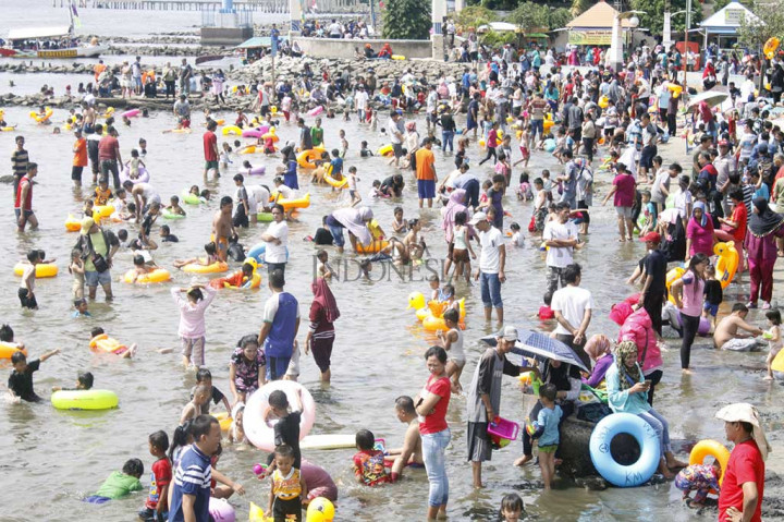 Liburan Lebaran, objek wisata Pantai Ancol banyak dipadati pengunjung untuk berekreasi bersama keluarga. MI/Bary Fathahilah