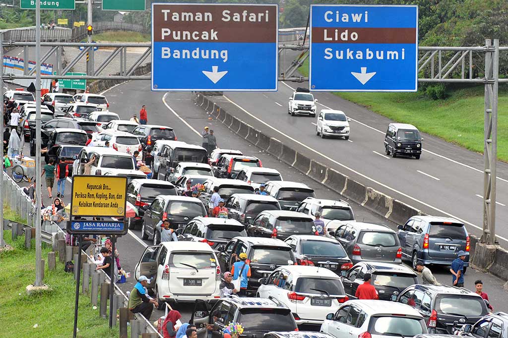 Kendaraan mengantre selepas pintu tol Gadog, Ciawi menuju jalur Puncak, Kabupaten Bogor, Jawa Barat, Selasa (27/6/2017). Antrean panjang terjadi akibat tingginya volume kendaraan warga Jabodetabek yang ingin mengisi libur Lebaran di jalur wisata Puncak. ANTARA/Arif Firmansyah