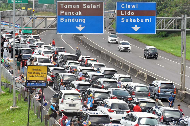 Kendaraan mengantre selepas pintu tol Gadog, Ciawi menuju jalur Puncak, Kabupaten Bogor, Jawa Barat, Selasa (27/6/2017). Antrean panjang terjadi akibat tingginya volume kendaraan warga Jabodetabek yang ingin mengisi libur Lebaran di jalur wisata Puncak. ANTARA/Arif Firmansyah