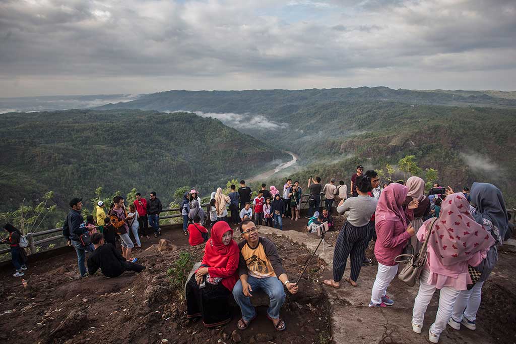 Pengunjung menikmati pemandangan alam di kawasan wisata Puncak Kebun Buah Mangunan, Bantul, Yogyakarta. ANTARA/Andreas Fitri Atmoko