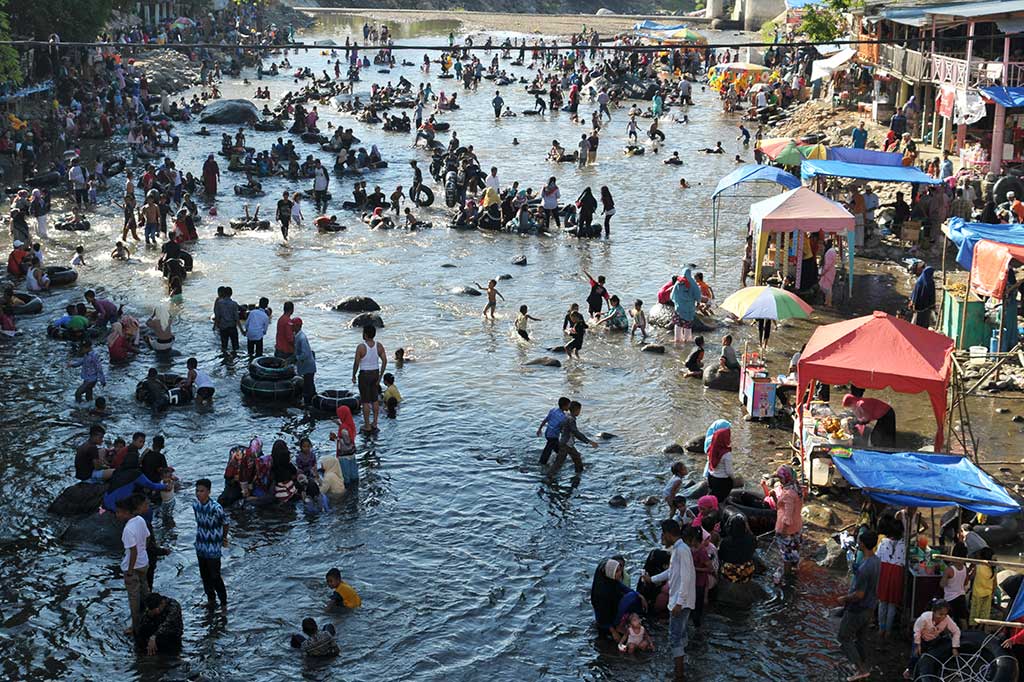 Pengunjung memadati objek wisata Sungai Batee Iliek, Samalanga, Kabupaten Bireuen, Aceh. ANTARA/Ampelsa