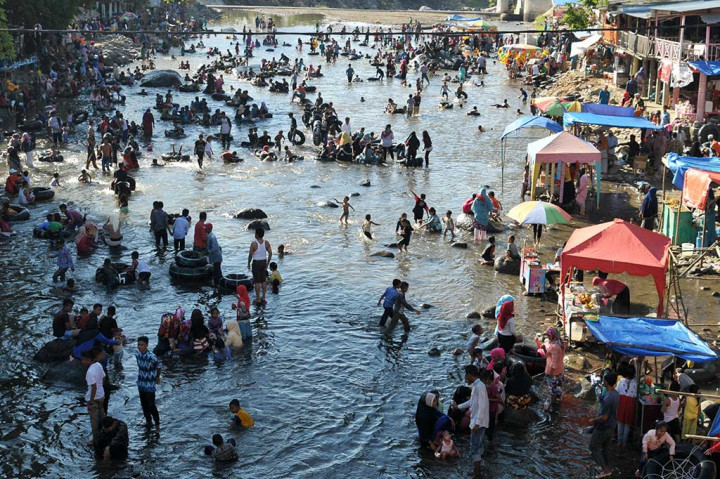 Pengunjung memadati objek wisata Sungai Batee Iliek, Samalanga, Kabupaten Bireuen, Aceh. ANTARA/Ampelsa