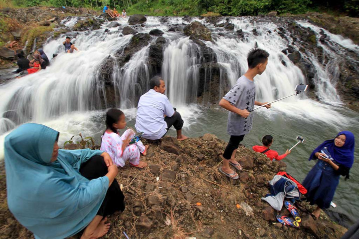 Warga menikmati objek wisata air terjun Rayap Blang Kolam di Desa Sido Mulyo, Kecamatan Kuta Makmur, Aceh Utara, Aceh. ANTARA/Rahmad