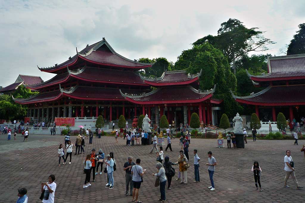 Wisatawan menikmati suasana Klenteng Sam Poo Kong Semarang, Jawa Tengah. ANTARA/R Rekotomo