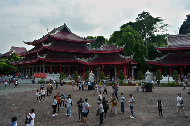 Wisatawan menikmati suasana Klenteng Sam Poo Kong Semarang, Jawa Tengah. ANTARA/R Rekotomo