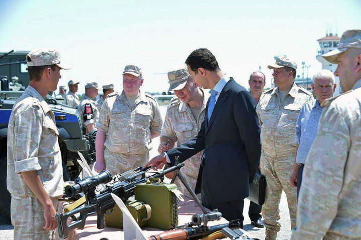 Pemimpin Suriah tersebut juga memeriksa persenjataan, personel serta kendaraan-kendaraan antipeluru.