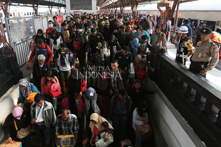 Para penumpang arus balik KA Kertajaya, Surabaya Pasar Turi-Jakarta Pasar Senen tiba di Stasiun Senen, Jakarta.