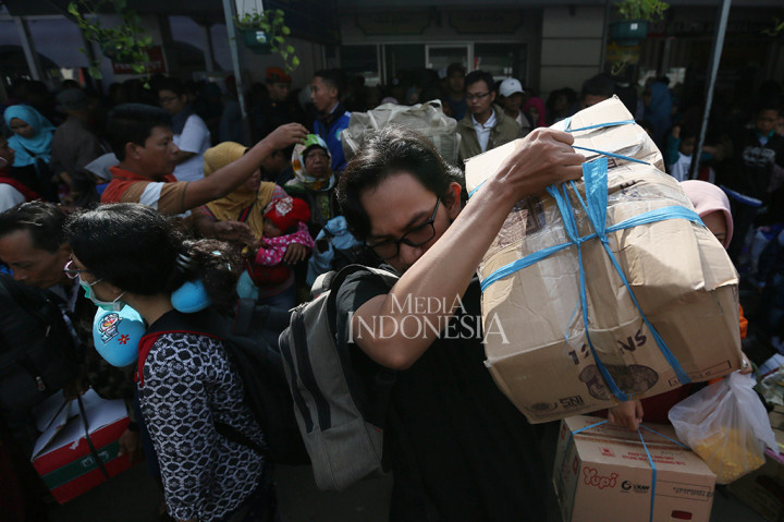Sebagian pemudik membawa buah tangan dari kampung halamannya untuk dibagikan ke tetangga tetangganya di Ibu Kota.
