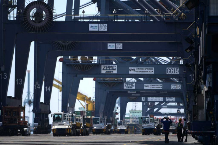 Petugas bersiap melakukan proses bongkar muat peti kemas di Jakarta International Container Terminal (JICT), Tanjung Priok, Jakarta Utara, Rabu (28/6/2017).