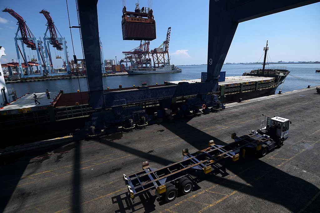Suasana aktivitas bongkar muat peti kemas di Jakarta International Container Terminal (JICT), Tanjung Priok, Jakarta Utara.