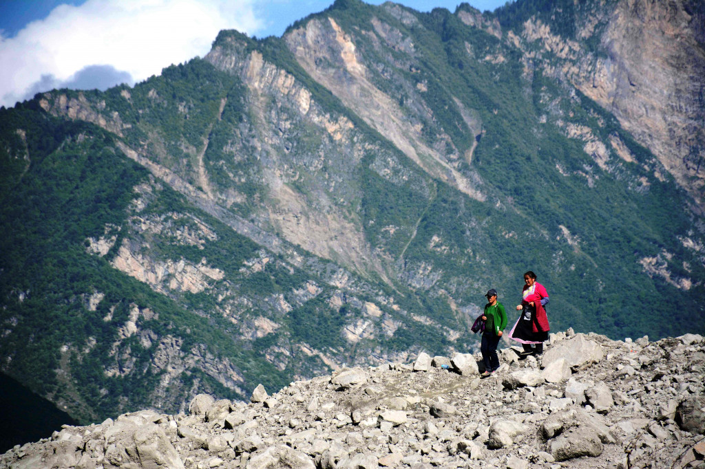 Desa Xinmo berada di punggung bukit berbatu yang berada di ketinggian.  