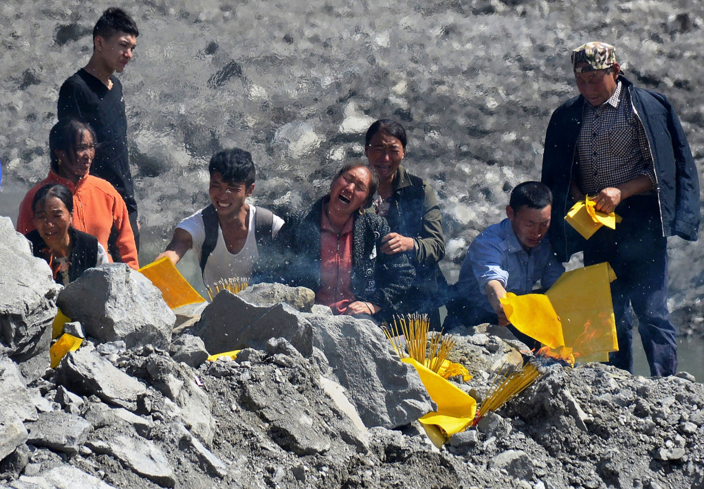 Keluarga korban berziarah di lokasi longsor yang menimbun sebagaian besar desa dan ratusan orang warganya. 