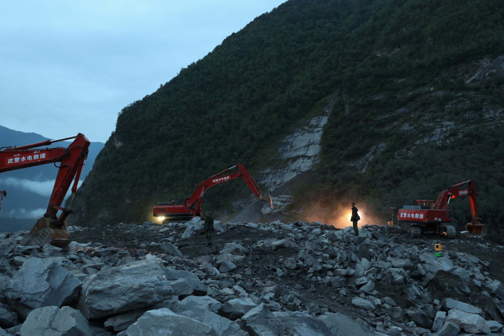 Tim SAR Tiongkok masih melanjutkan proses evakuasi para korban. Proses evakuasi berlangsung sepanjang hari. 