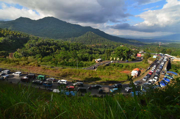 Antrean kendaraan arus balik di Jalan Raya Ciawi, Tasikmalaya, Jawa Barat, Rabu (28/6). Puncaknya akan jatuh pada Sabtu-Minggu mendatang. ANTARA FOTO/Adeng Bustomi
