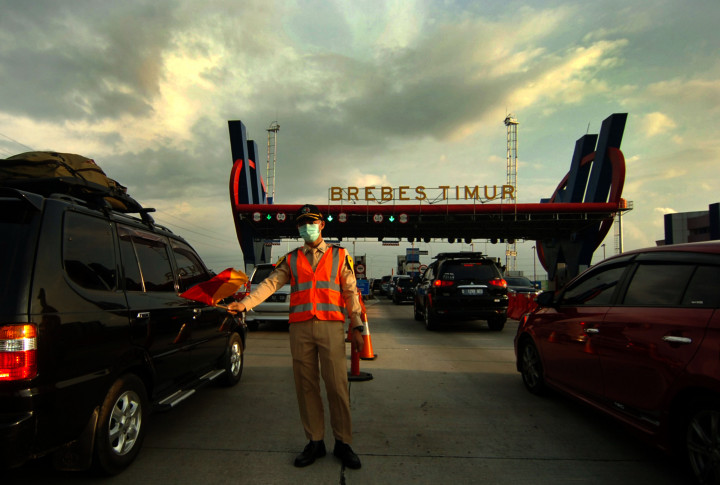 Petugas mengatur kendaraan di gerbang tol Brebes Timur, Jawa Tengah, Rabu (28/6). Arus balik dari arah Jawa Tengah menuju Jakarta yang melewatinya terpantau ramai lancar. ANTARA FOTO/Oky Lukmansyah