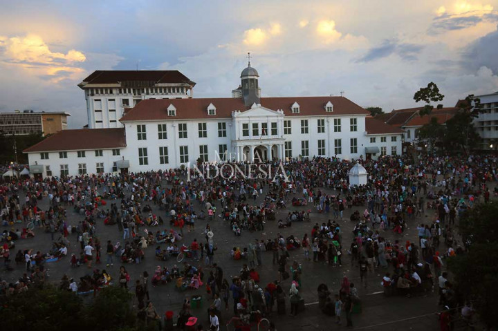 Ribuan pengunjung memadati kawasan wisata Kota Tua, Jakarta, Rabu (28/6/2018). Selain mudah di akses dengan moda transportasi umum seperti commuter line dan bus TransJakarta, Kota Tua juga memiliki spot menarik untuk dijelajahi seperti museum-museum unik, gedung-gedung tua, hingga kuliner khas Jakarta. MI/Ramdani
