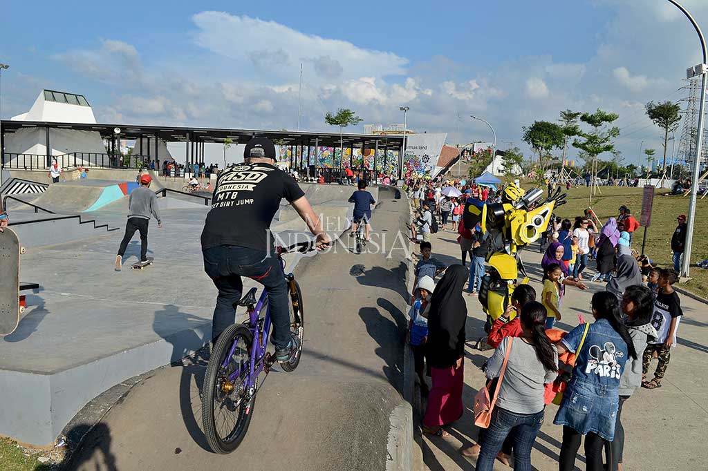Warga memadati Ruang Publik Terbuka Ramah Anak (RPTRA) Kalijodo, Jakarta Barat. MI/Susanto