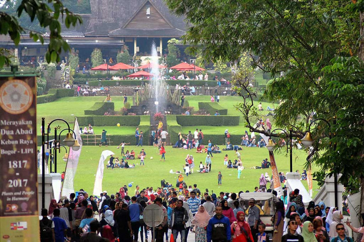 Kebun Raya Bogor telah dikunjungi sedikitnya 21 ribu wisatawan saat liburan Idulfitri 1438 H. ANTARA/Arif Firmansyah