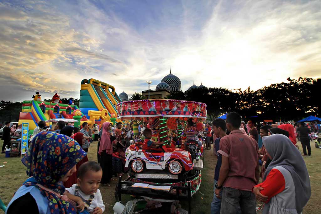 Pengunjung memadati kawasan wisata permainan anak di pusat kota Lhokseumawe, Aceh. ANTARA/Rahmad