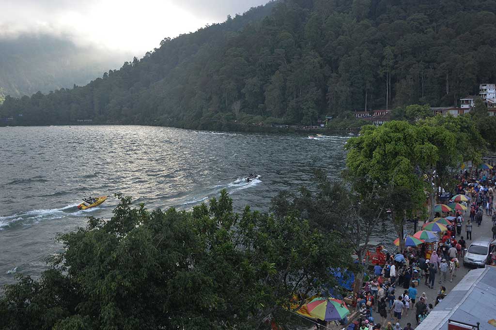 Ribuan pengunjung memanfaatkan waktu libur Idulfitri untuk berwisata di Telaga Sarangan, Magetan, Jawa Timur. ANTARA/Fikri Yusuf
