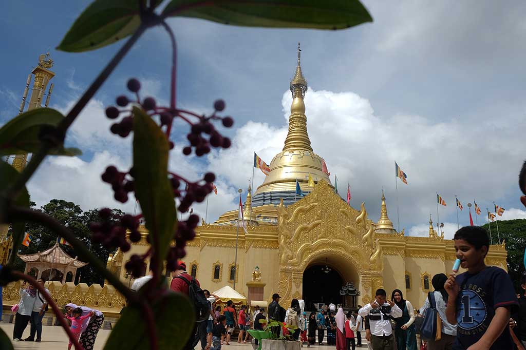 Pengunjung berwisata ke replika Pagoda Shwedagon, Taman Alam Lumbini, Karo, Sumatera Utara. Replika Pagoda Shwedagon Myanmar tersebut merupakan pagoda tertinggi di Indonesia. ANTARA/Irsan Mulyadi