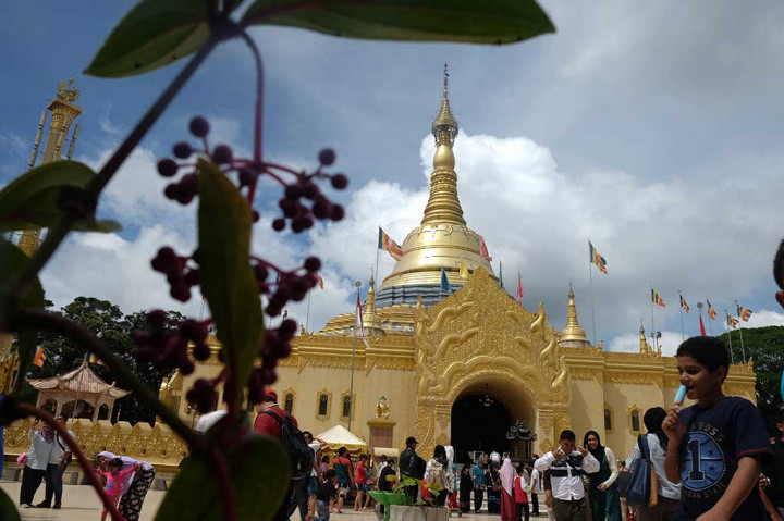 Pengunjung berwisata ke replika Pagoda Shwedagon, Taman Alam Lumbini, Karo, Sumatera Utara. Replika Pagoda Shwedagon Myanmar tersebut merupakan pagoda tertinggi di Indonesia. ANTARA/Irsan Mulyadi