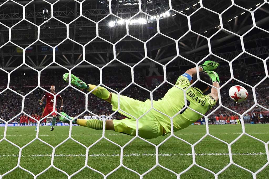 Bravo sukses menggagalkan tiga penalti secara berturut-turut untuk membawa timnya menang adu penalti dengan skor 3-0 atas Portugal.