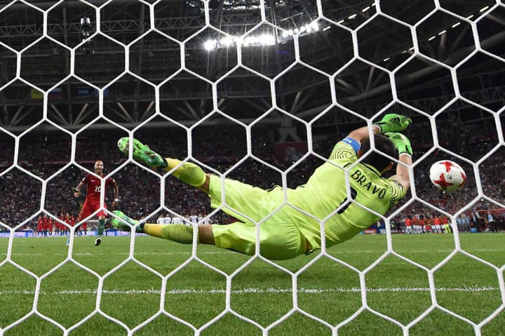 Bravo sukses menggagalkan tiga penalti secara berturut-turut untuk membawa timnya menang adu penalti dengan skor 3-0 atas Portugal.
