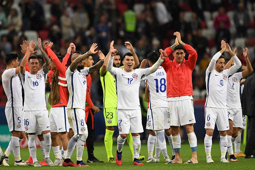 Para pemain Cile meluapkan kegembiraan. Di partai puncak Cile akan menghadapi pemenang antara Jerman melawan Meksiko.