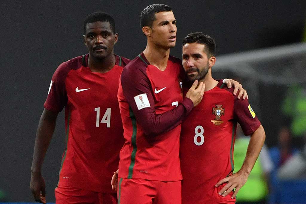 Kapten Portugal Cristiano Ronaldo menghibur rekan-rekan setimnya usai gagal melaju ke final.