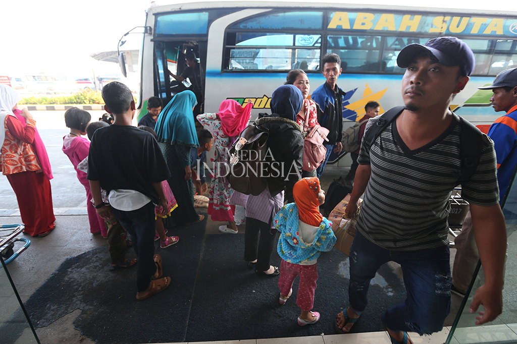 Penumpang bus antarkota dan antarprovinsi tiba di Terminal Pulo Gebang, Jakarta Timur, Kamis (29/6/2017).