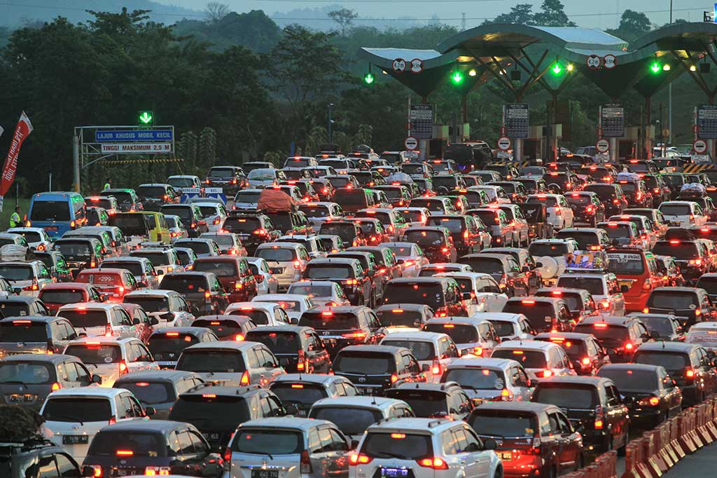 Memasuki H+4 Lebaran, arus balik dari Jawa Tengah menuju Jakarta terpantau padat dan puncak arus balik diprediksi terjadi pada H+5 dan H+6. 